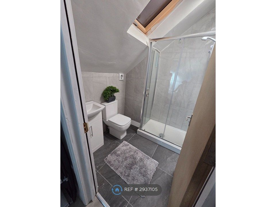 Property photo 3 of 9 Ensuite Private Bathroom