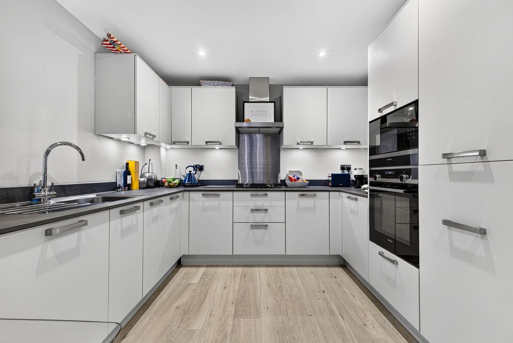 Property photo 2 of 19 Kitchen