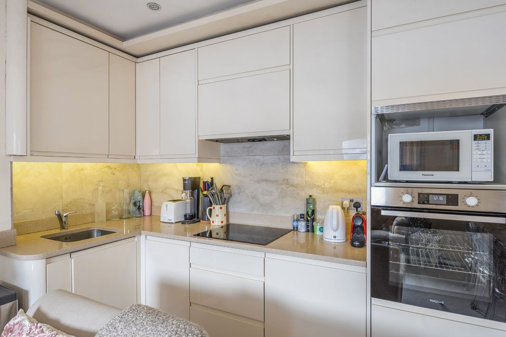 Property photo 3 of 10 Kitchen