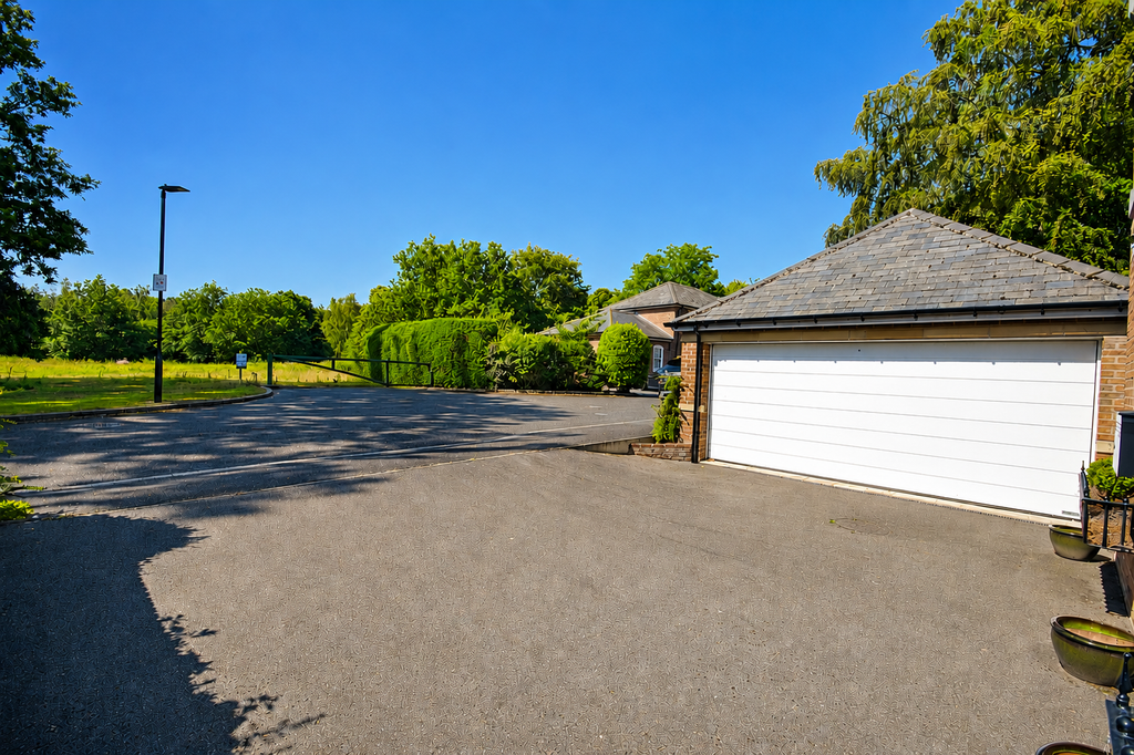 Property photo 3 of 41 Garage