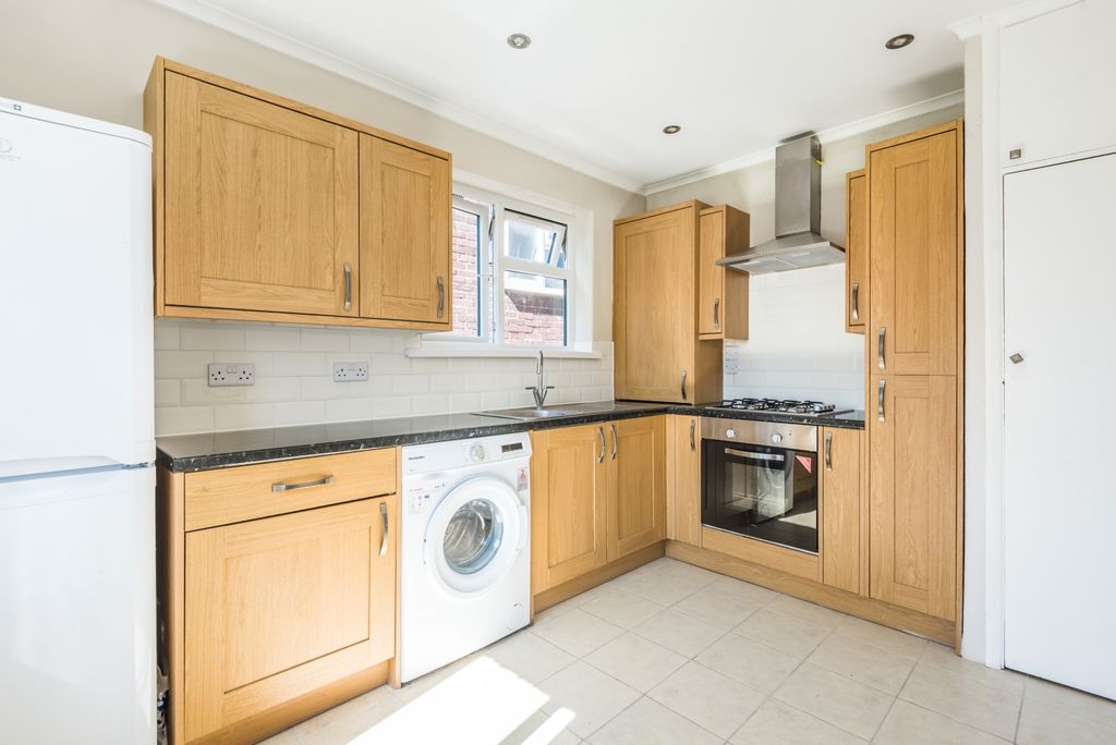 Property photo 3 of 8 Kitchen