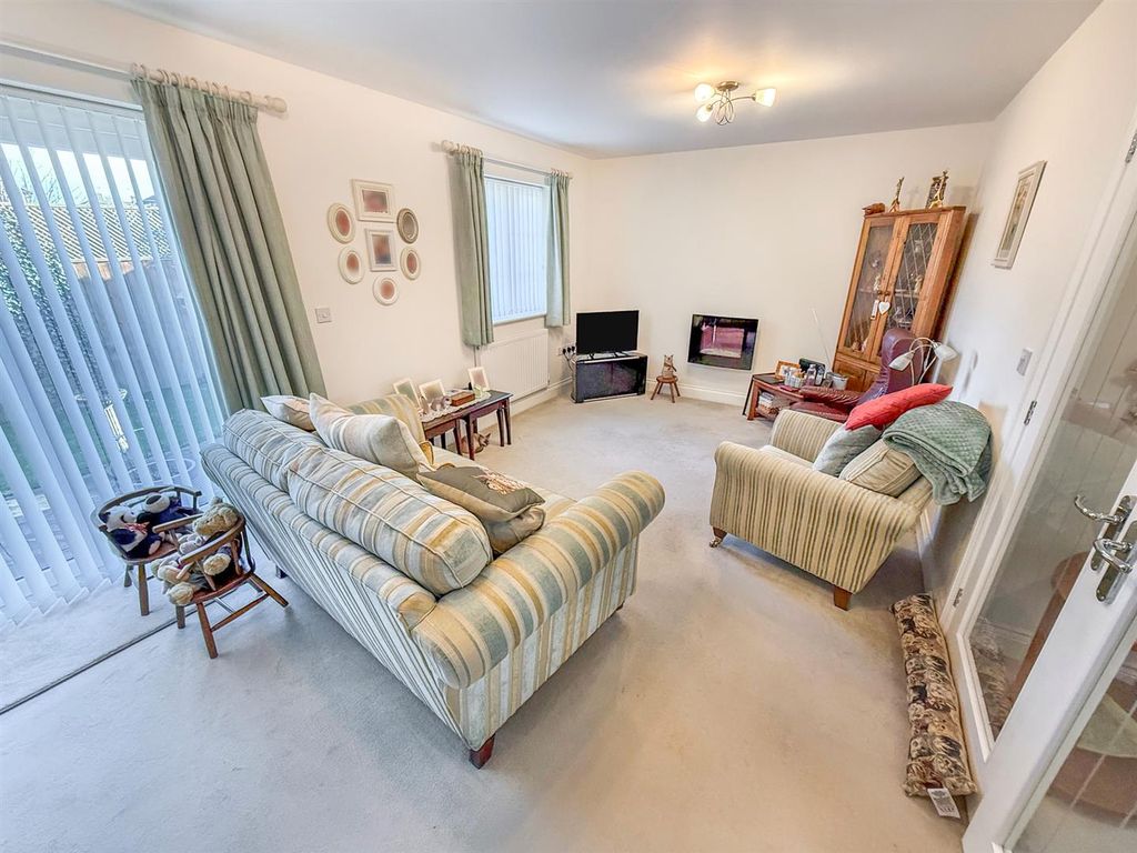 Property photo 2 of 12 Lounge/ Dining Room