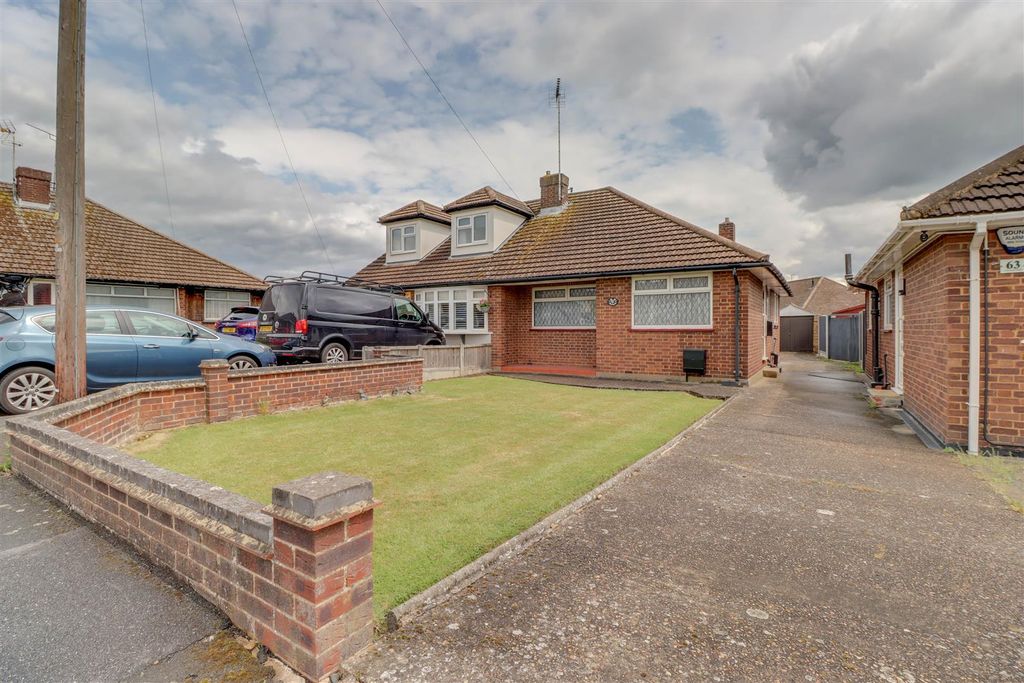 Property photo 1 of 10 61 Lucerne Walk Wickford-10.Jpg