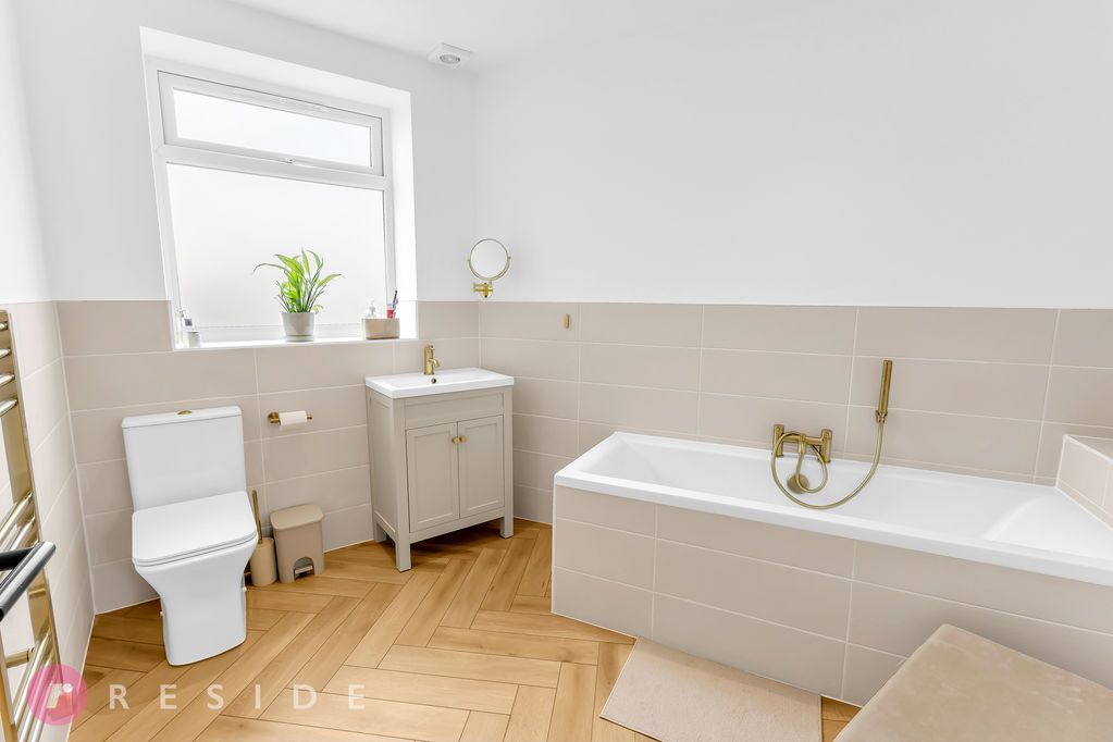 Property photo 3 of 21 En-Suite Bathroom