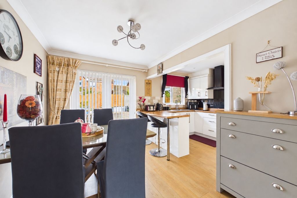 Property photo 3 of 16 Kitchen Diner