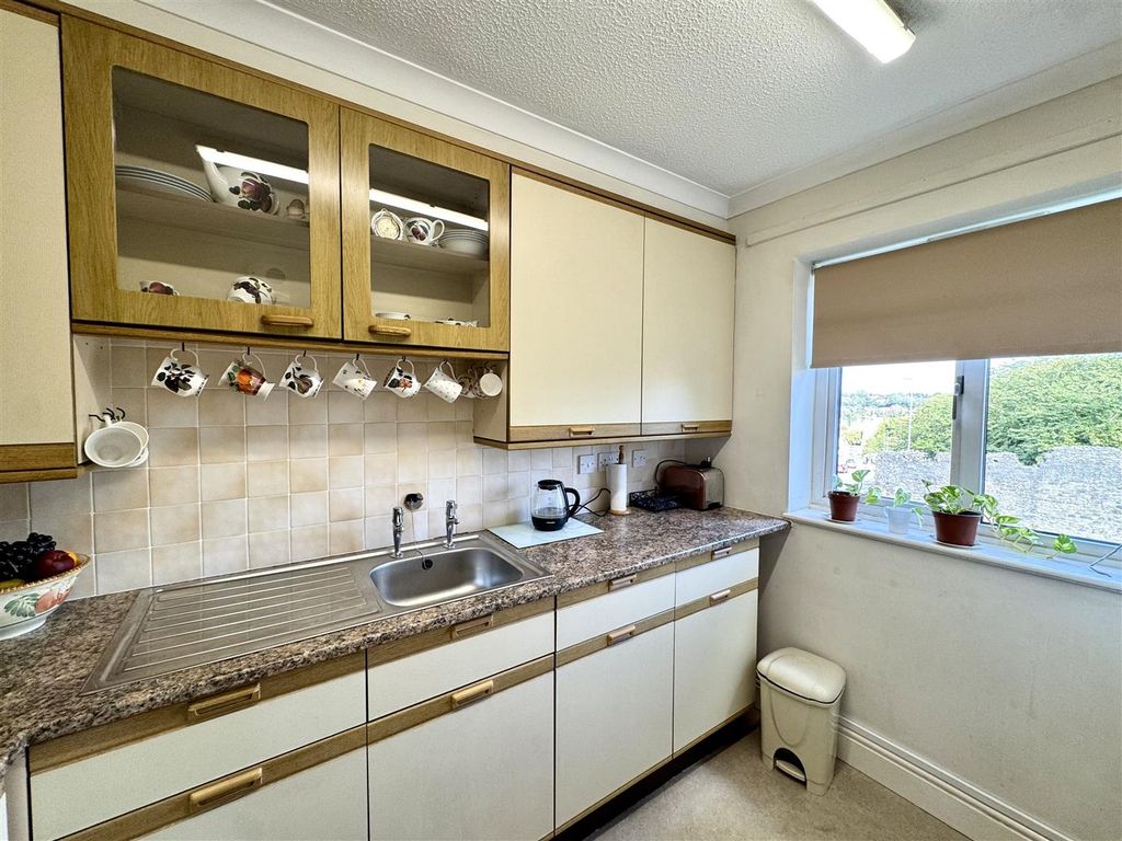 Property photo 2 of 12 Kitchen