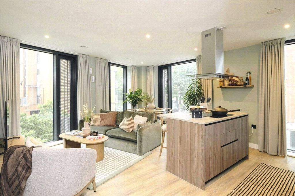 Property photo 1 of 11 Living Space