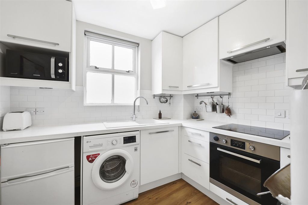 Property photo 3 of 11 Kitchen