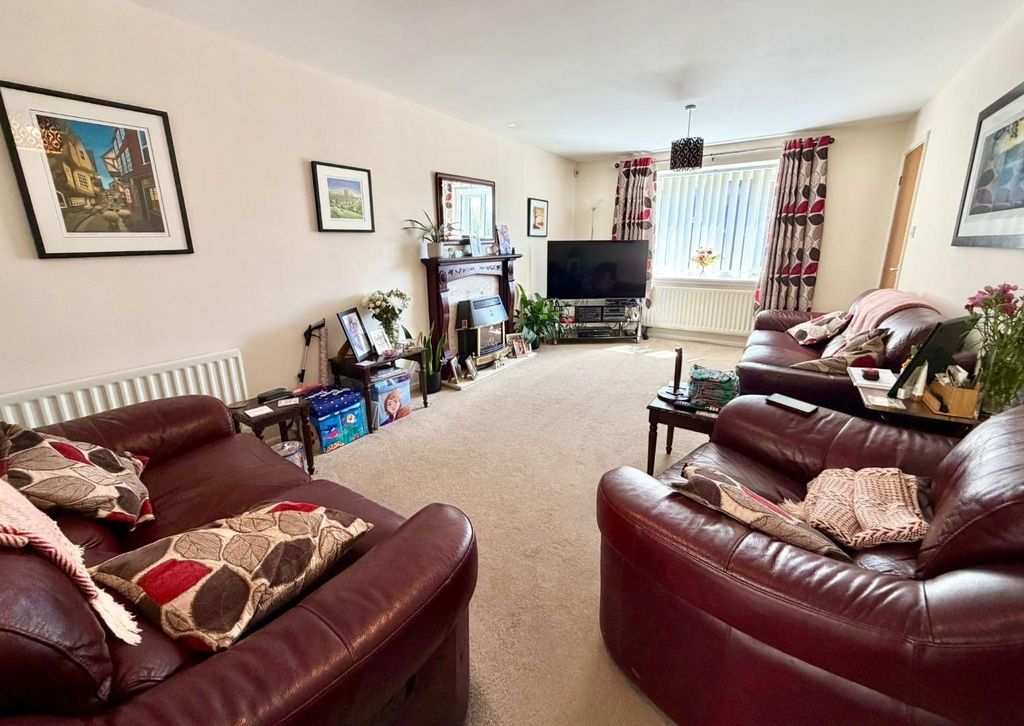 Property photo 2 of 15 Lounge