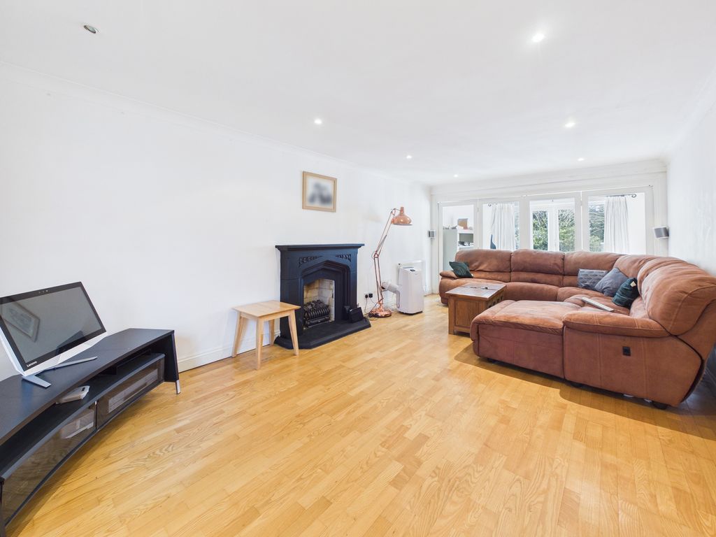 Property photo 3 of 25 Cam04018G0-Pr0464-Still001