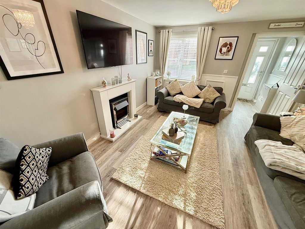 Property photo 2 of 17 Lounge