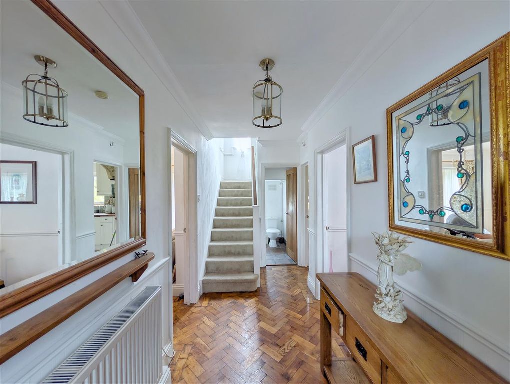 Property photo 3 of 18 Entrance Hall