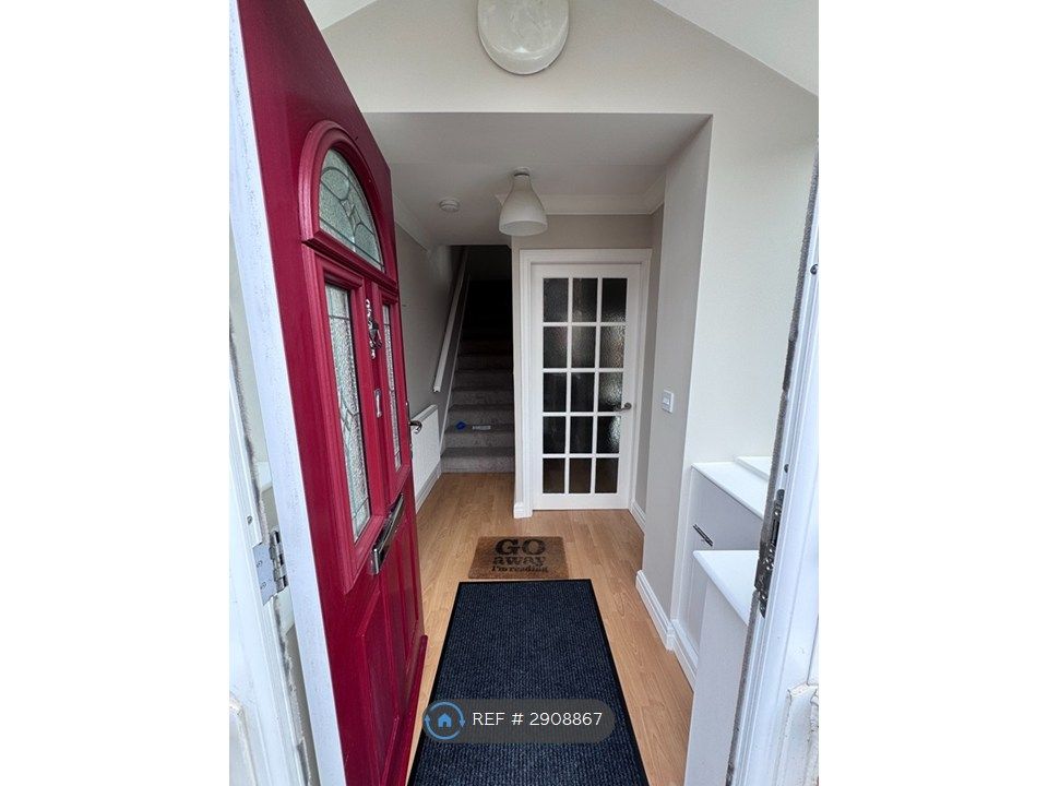 Property photo 3 of 22 Entrance Hall