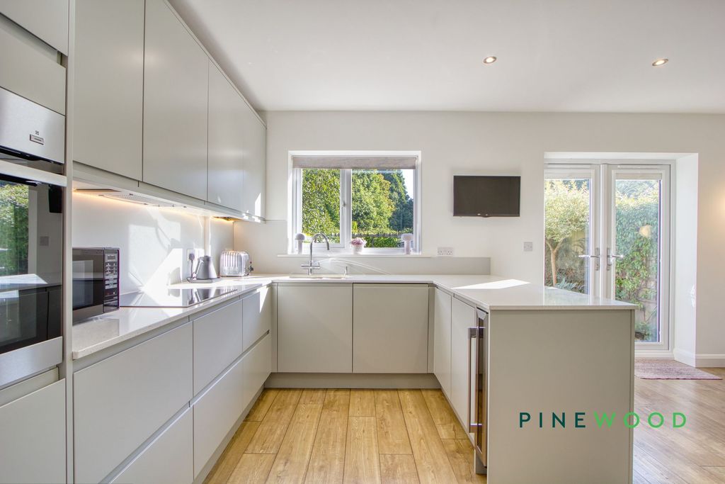 Property photo 2 of 34 Kitchen / Diner