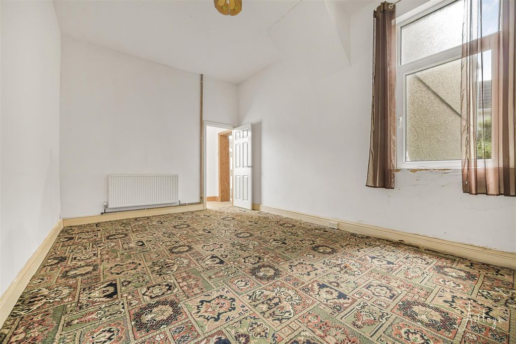Property photo 3 of 19 Sitting Room