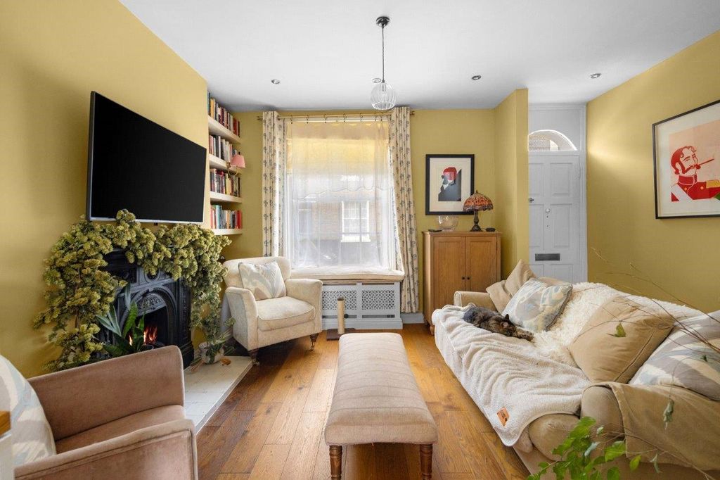 Property photo 3 of 19 Living Room