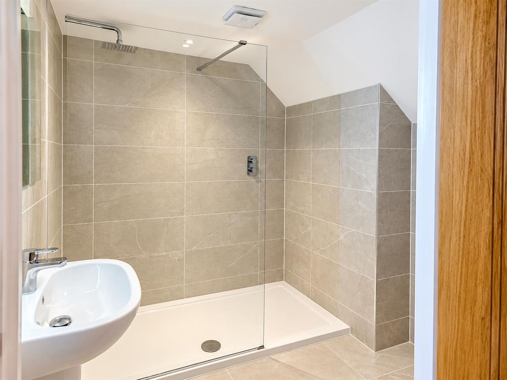 Property photo 2 of 10 Bathroom