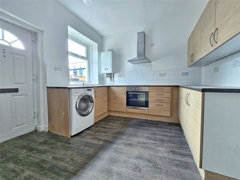 Property photo 3 of 17 Kitchen