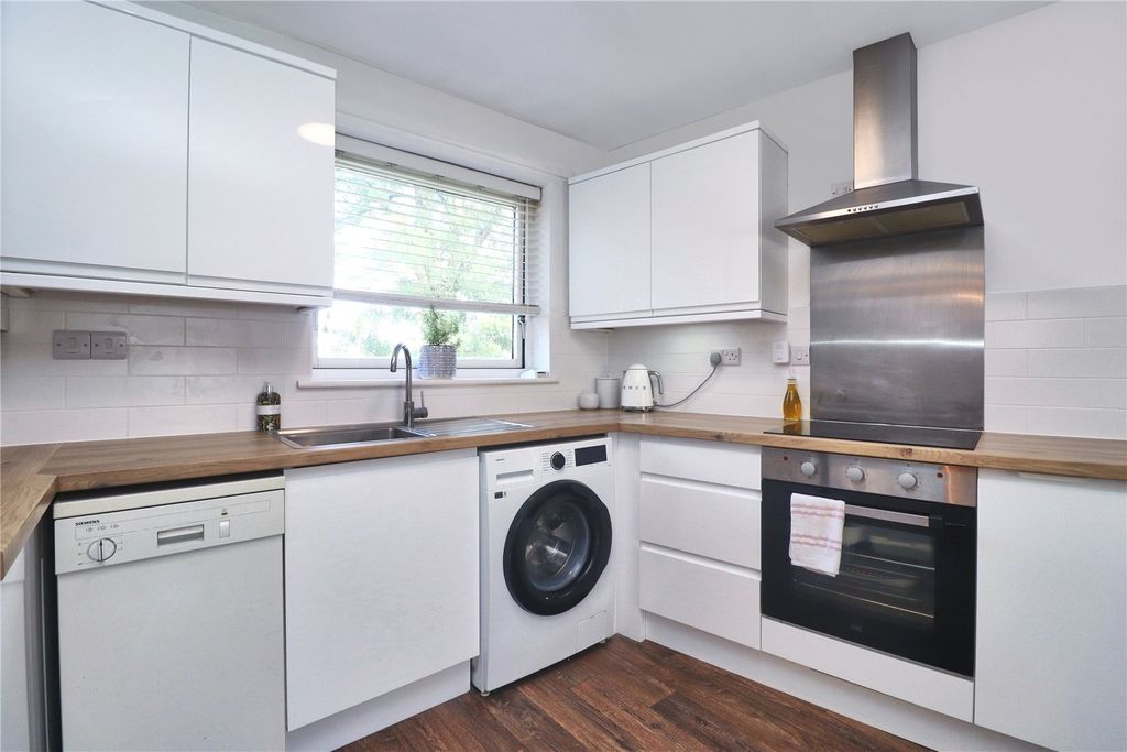 Property photo 2 of 8 Picture No. 17