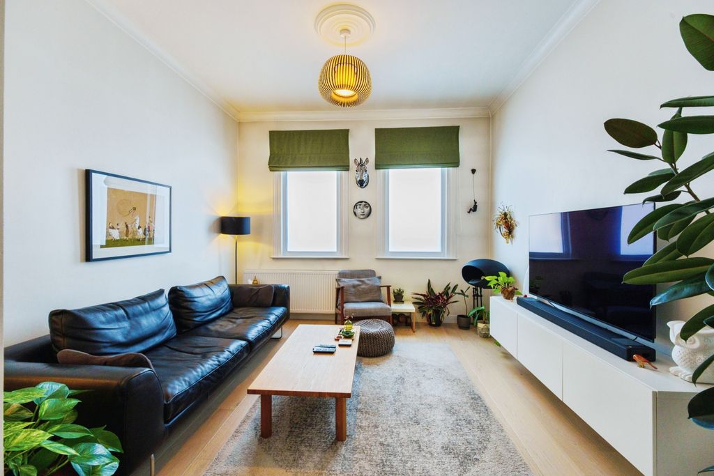 Property photo 3 of 16 Lounge