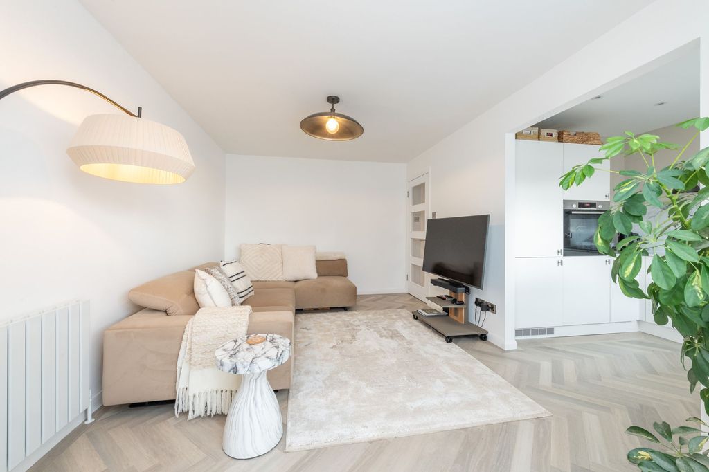 Property photo 3 of 18 Sitting Room