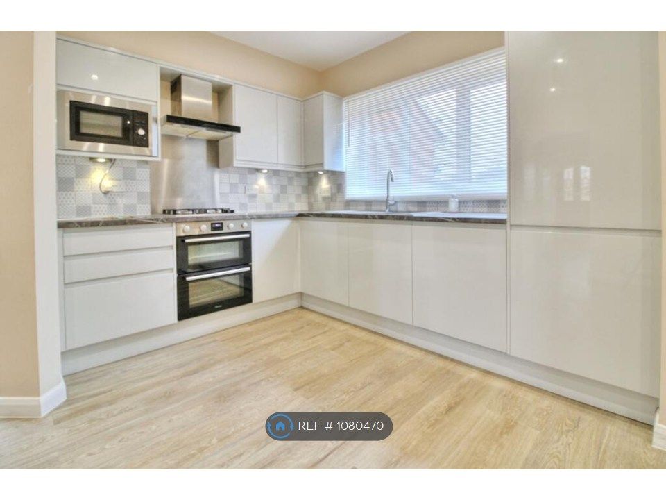 Property photo 3 of 11 Kitchen