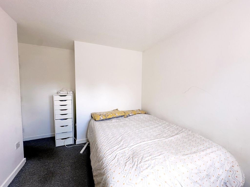 Property photo 3 of 5 Bedroom 1