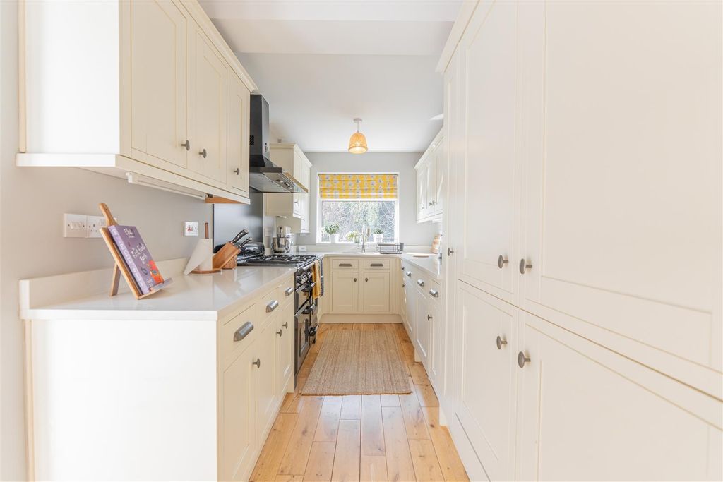 Property photo 2 of 31