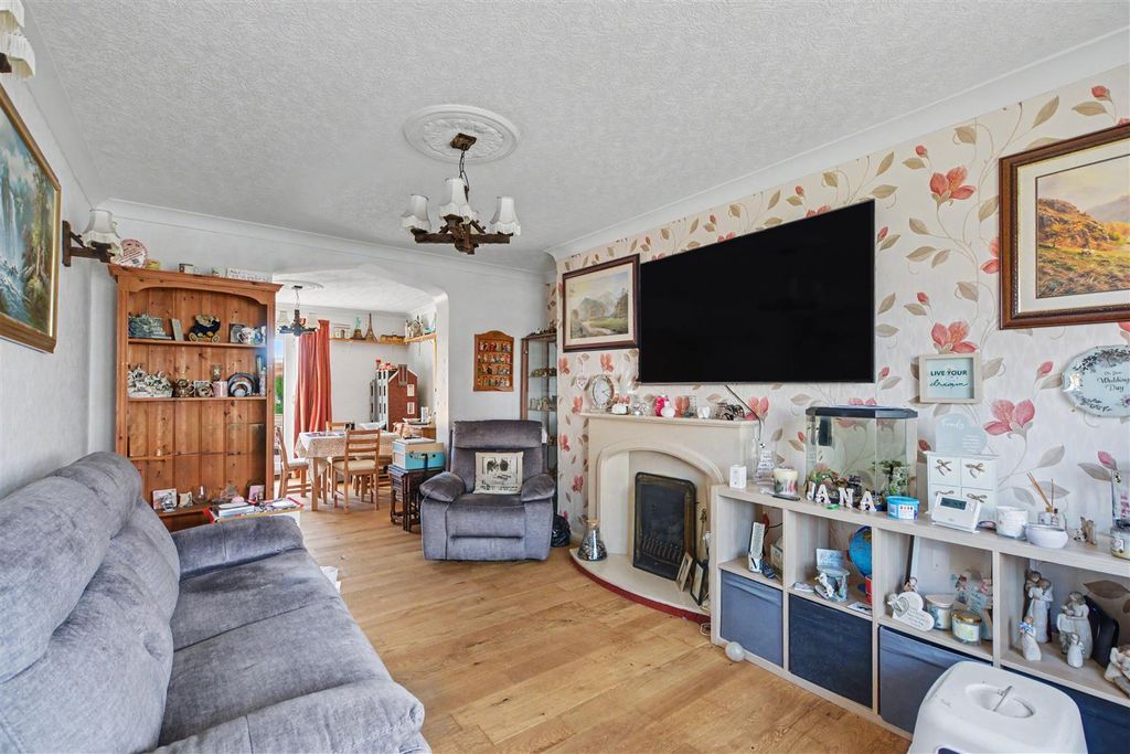 Property photo 3 of 19 Lounge_1.Jpeg