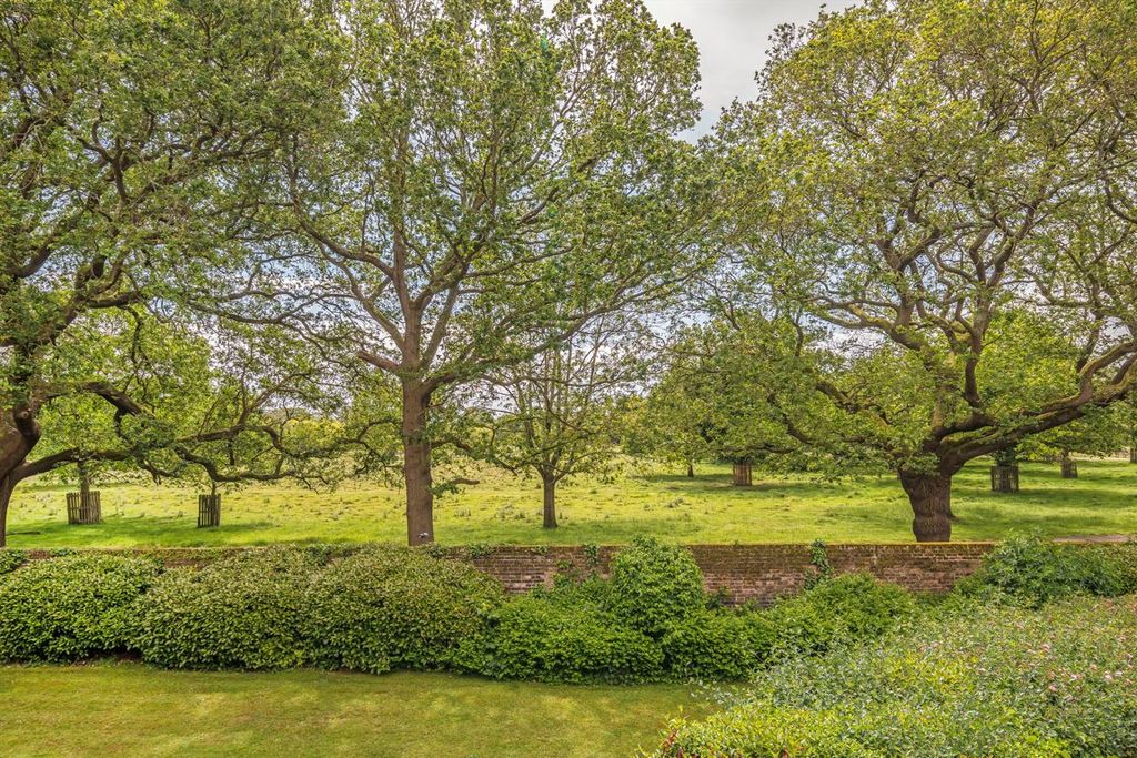 Additional image 8 of 2 bed flat for saleDeerhurst Crescent, Hampton Hill TW12