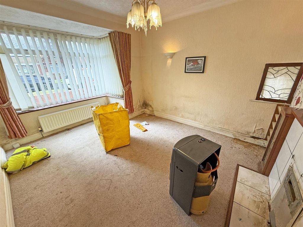 Property photo 2 of 10 Roxby Gardens Lounge.Jpg