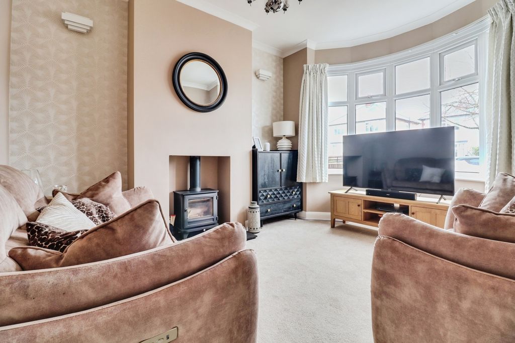 Property photo 3 of 12 Lounge