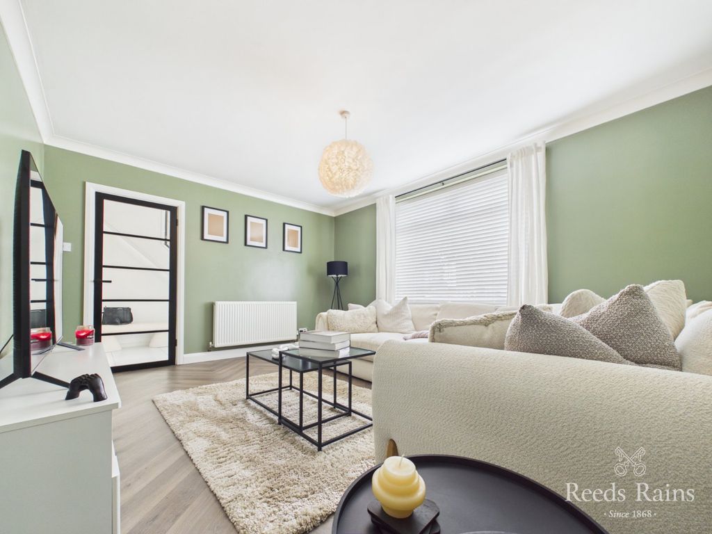 Property photo 1 of 18 Sitting Room