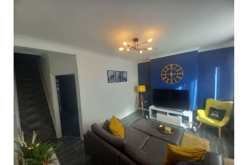 Property photo 2 of 12 Lounge