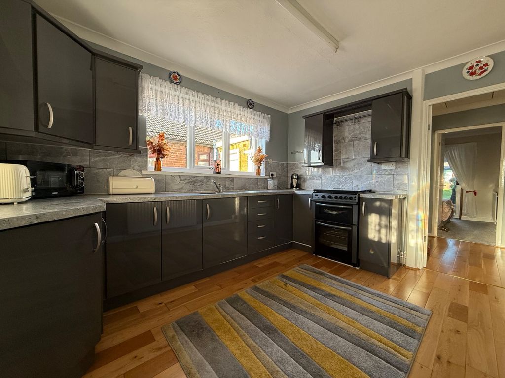 Property photo 2 of 10 Kitchen