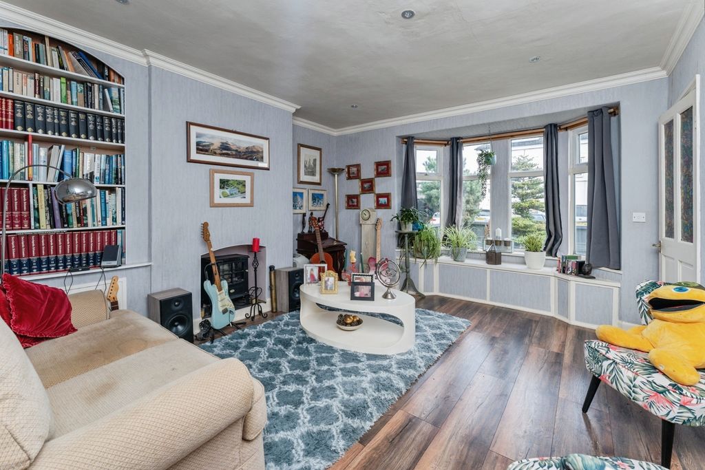 Property photo 2 of 21 Lounge