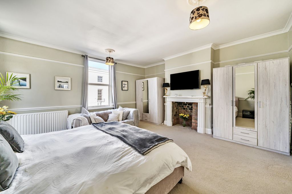 Property photo 2 of 26