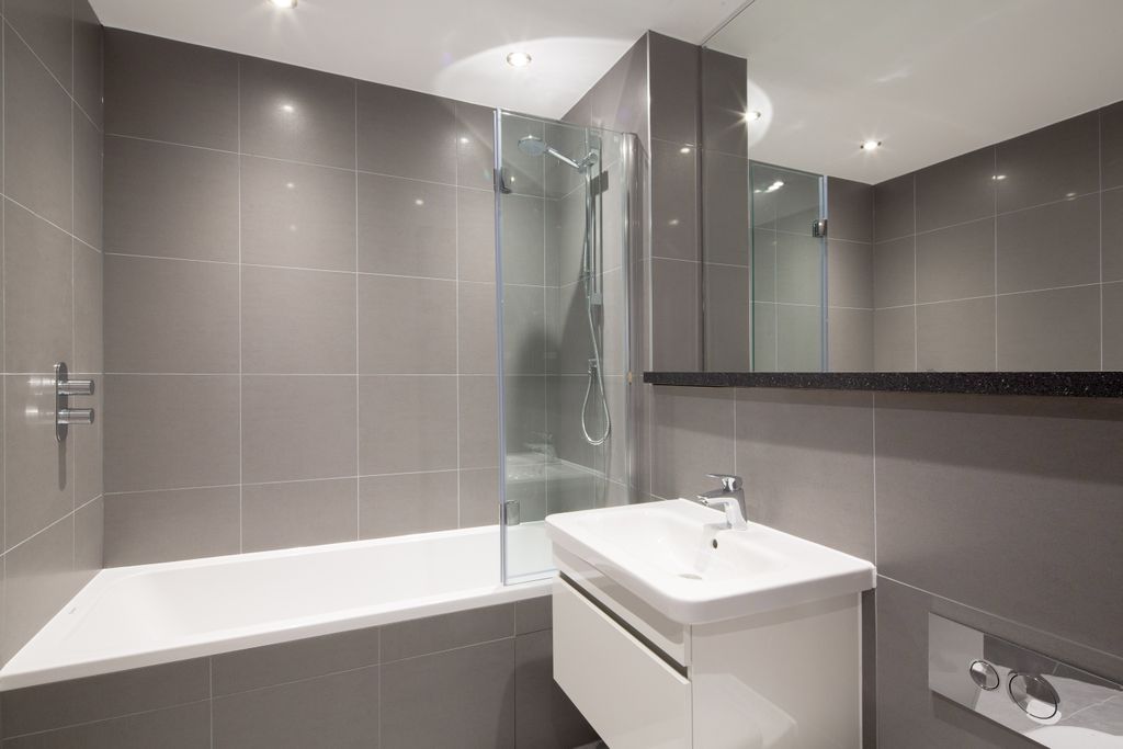 Property photo 3 of 6 Bathroom .Jpg