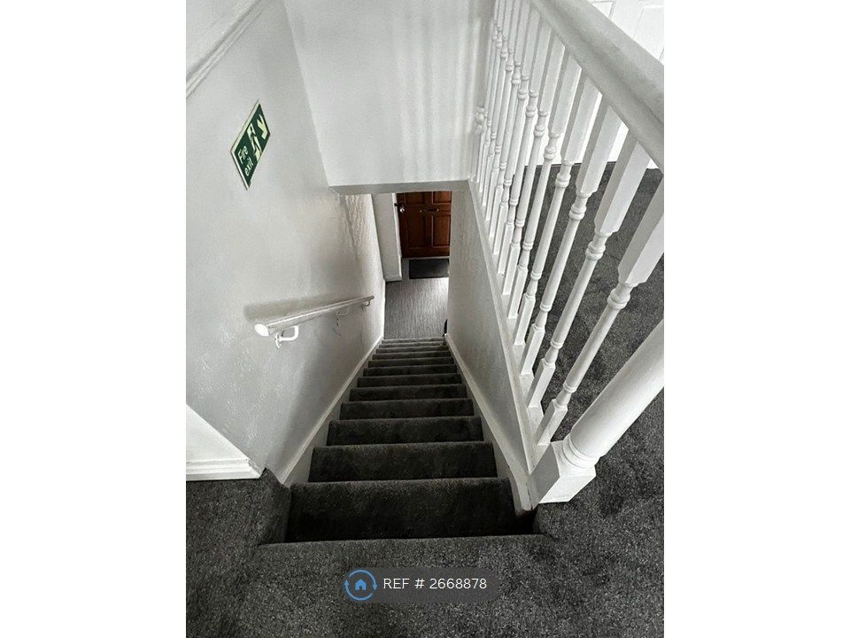 Property photo 3 of 17 Staircase