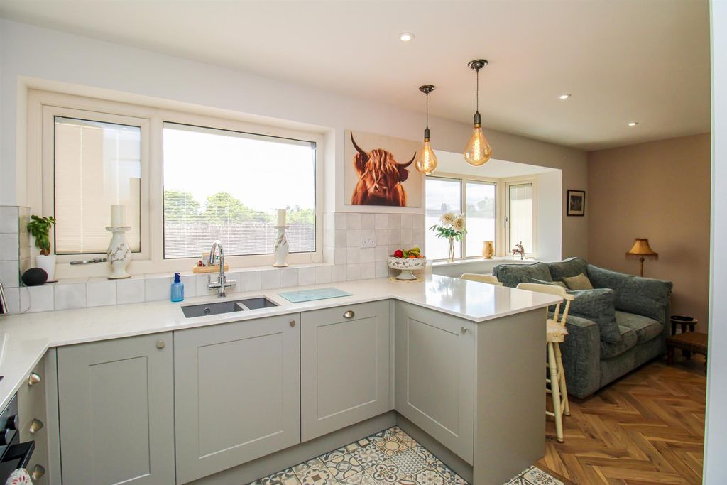 Property photo 3 of 13 Kitchen Breakfast Area