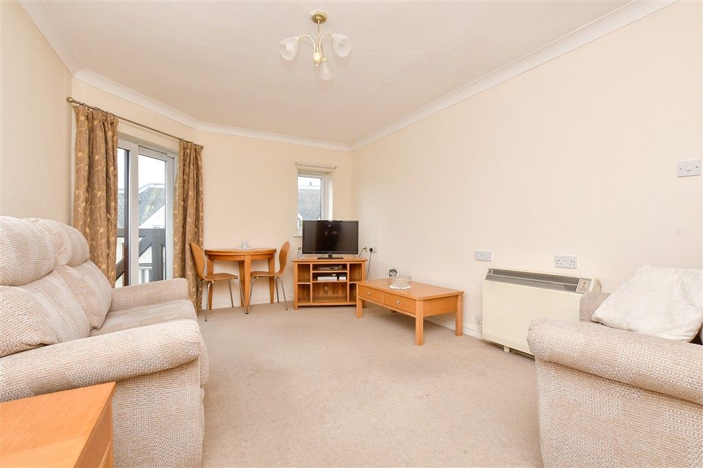 Property photo 3 of 15 Lounge