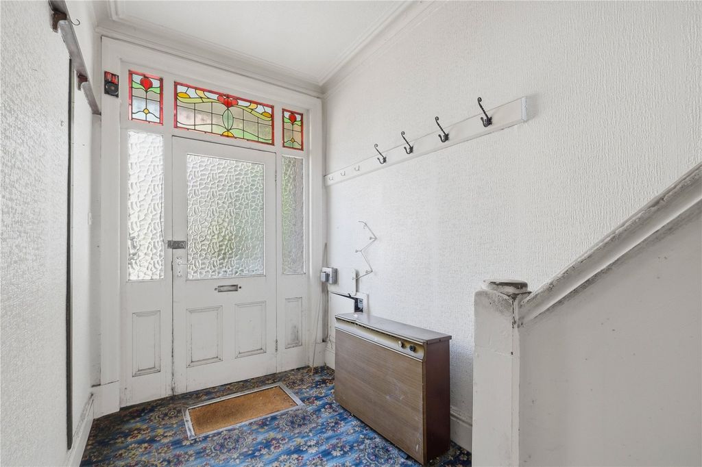 Property photo 3 of 18 Entrance Hall