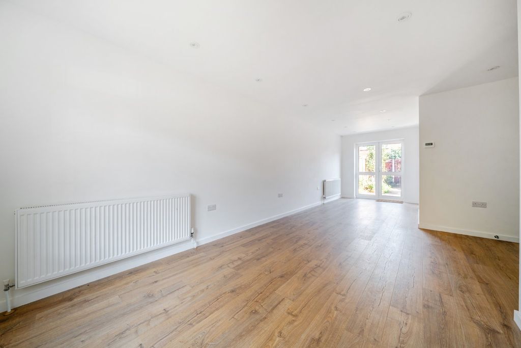 Property photo 2 of 12 Picture No. 11