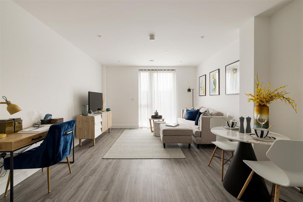 Property photo 2 of 24 Forest Road, E17