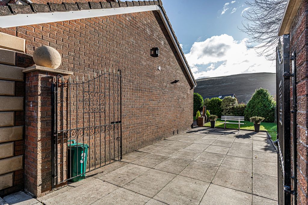 Property photo 3 of 40