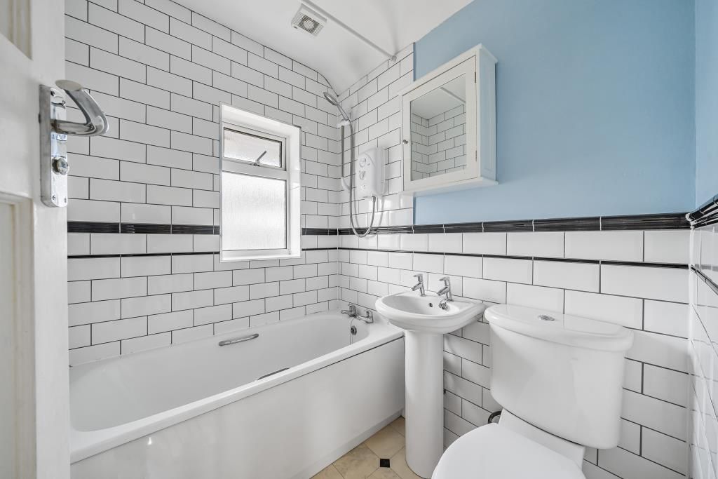 Property photo 3 of 10 Bathroom