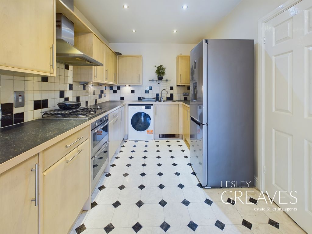 Property photo 3 of 12 Kitchen