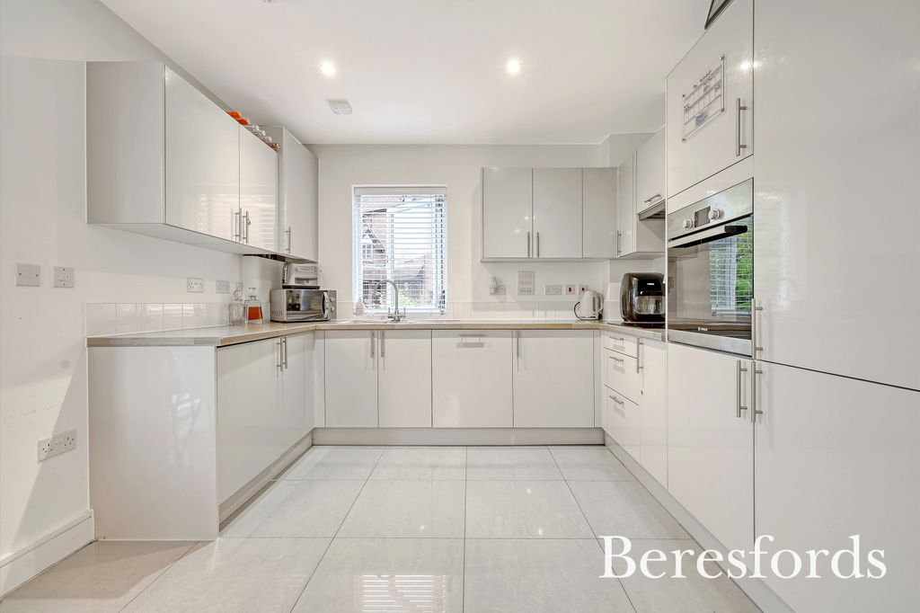 Property photo 3 of 11 Kitchen