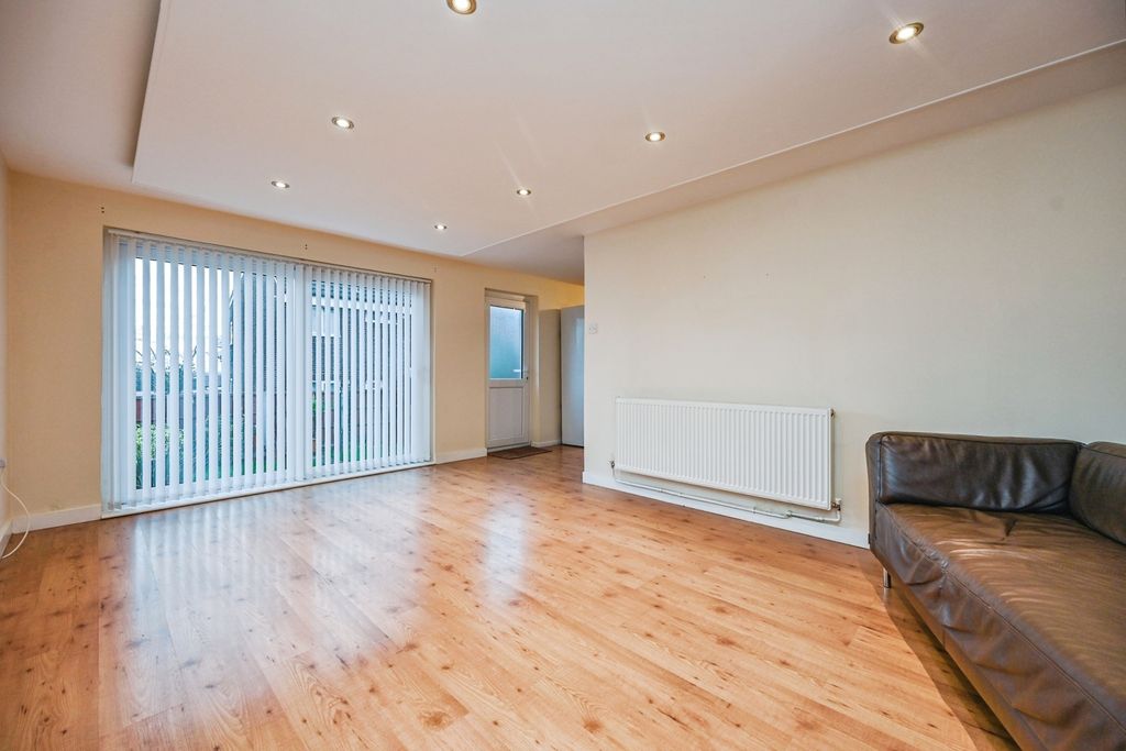 Property photo 3 of 8 Lounge