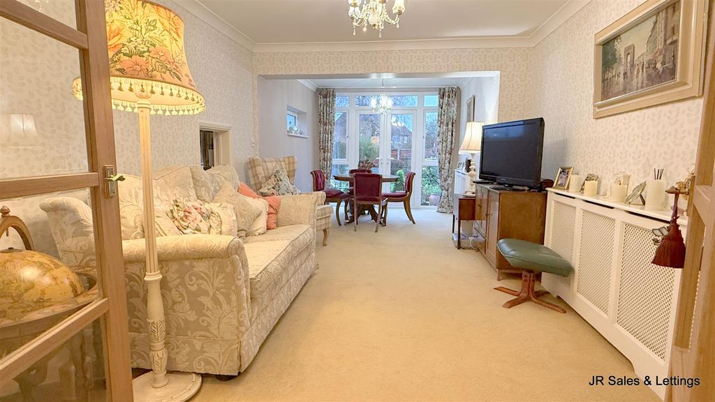 Property photo 3 of 11 Lounge